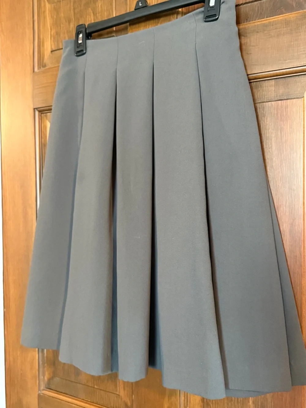 Uniqlo gray pleated skirt M with hidden pocket side seam elastic back, lined EUC
